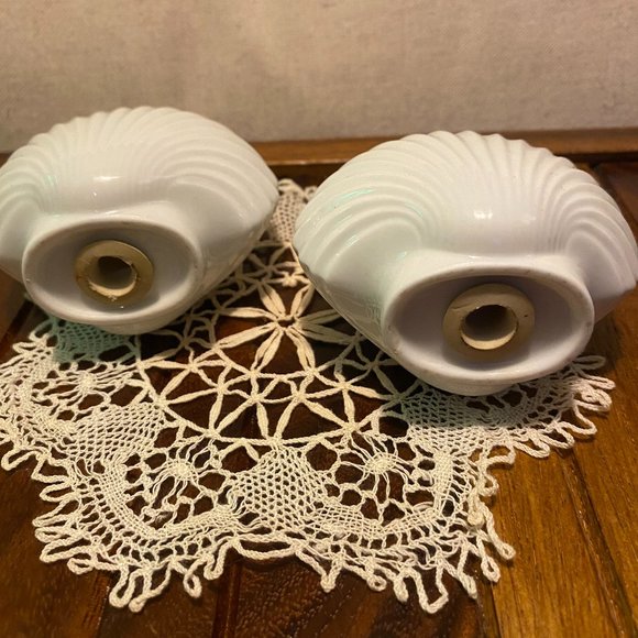 Vintage 1990's White Shell Salt & Pepper Shakers . - Picture 3 of 3